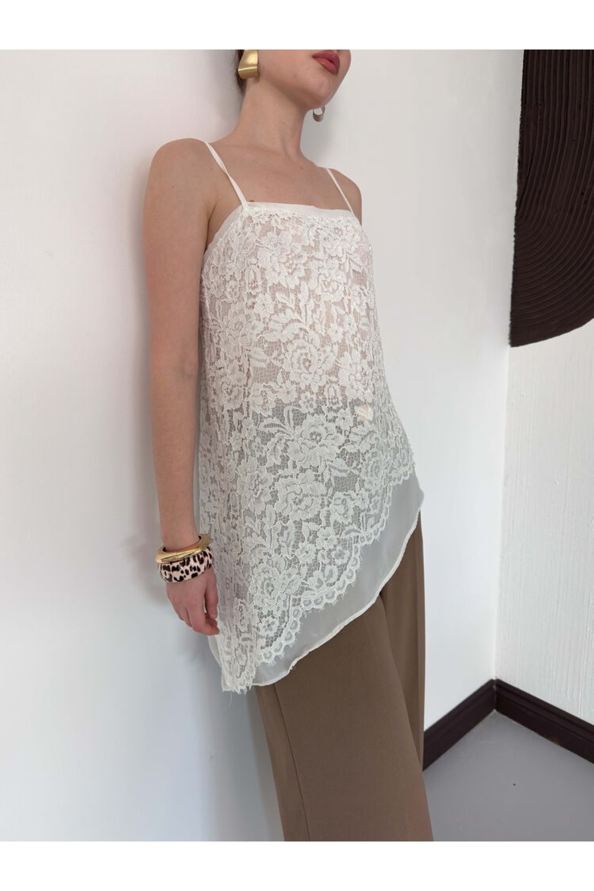 D 2935 ASİMETRİK DANTEL Askılı Bluz - KREM