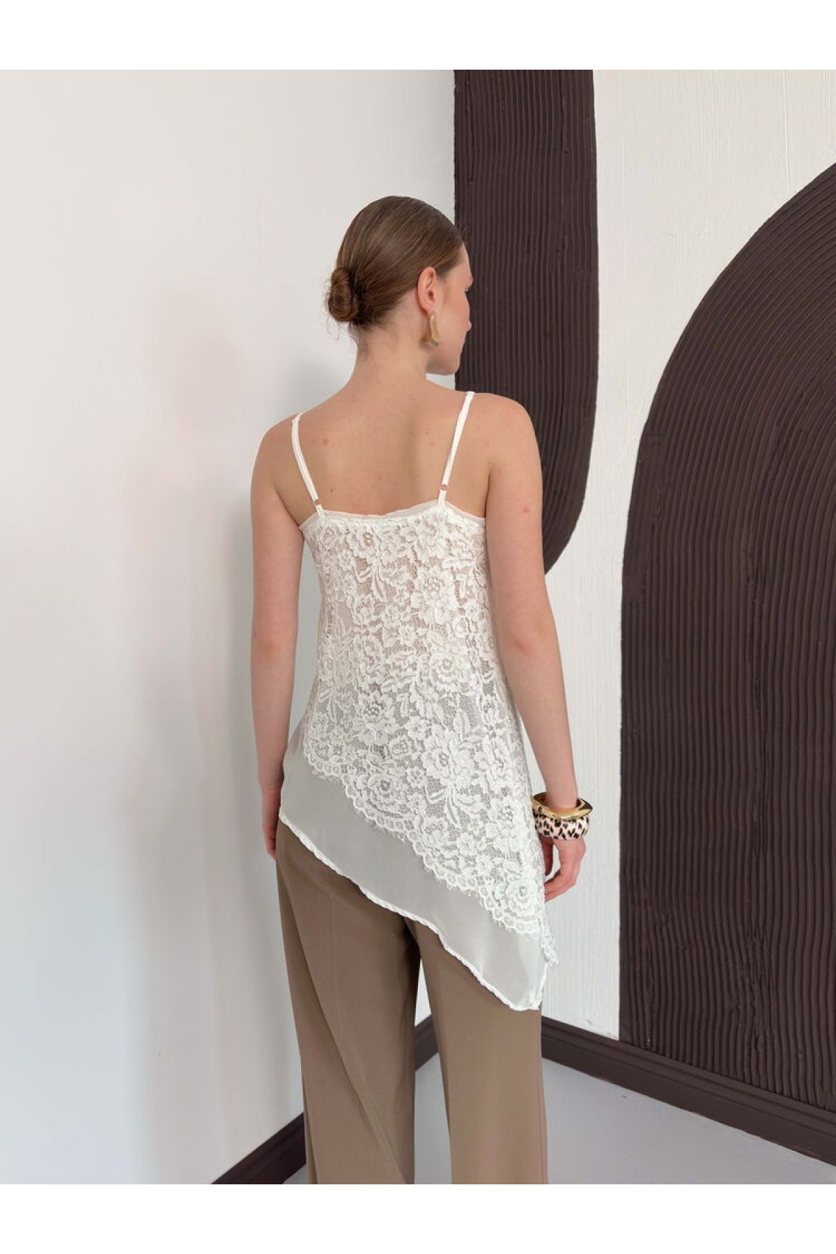 D 2935 ASİMETRİK DANTEL Askılı Bluz - KREM