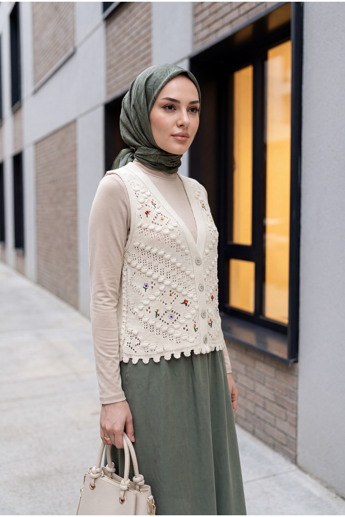 Pom-pom Embroidered Flower Openwork Knit Vest -Cream color