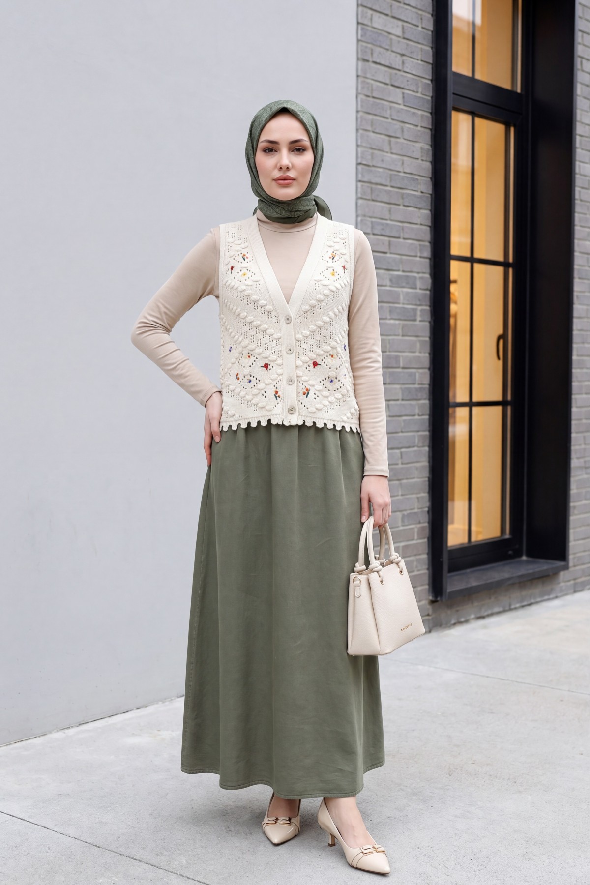 Pom-pom Embroidered Flower Openwork Knit Vest -Cream color
