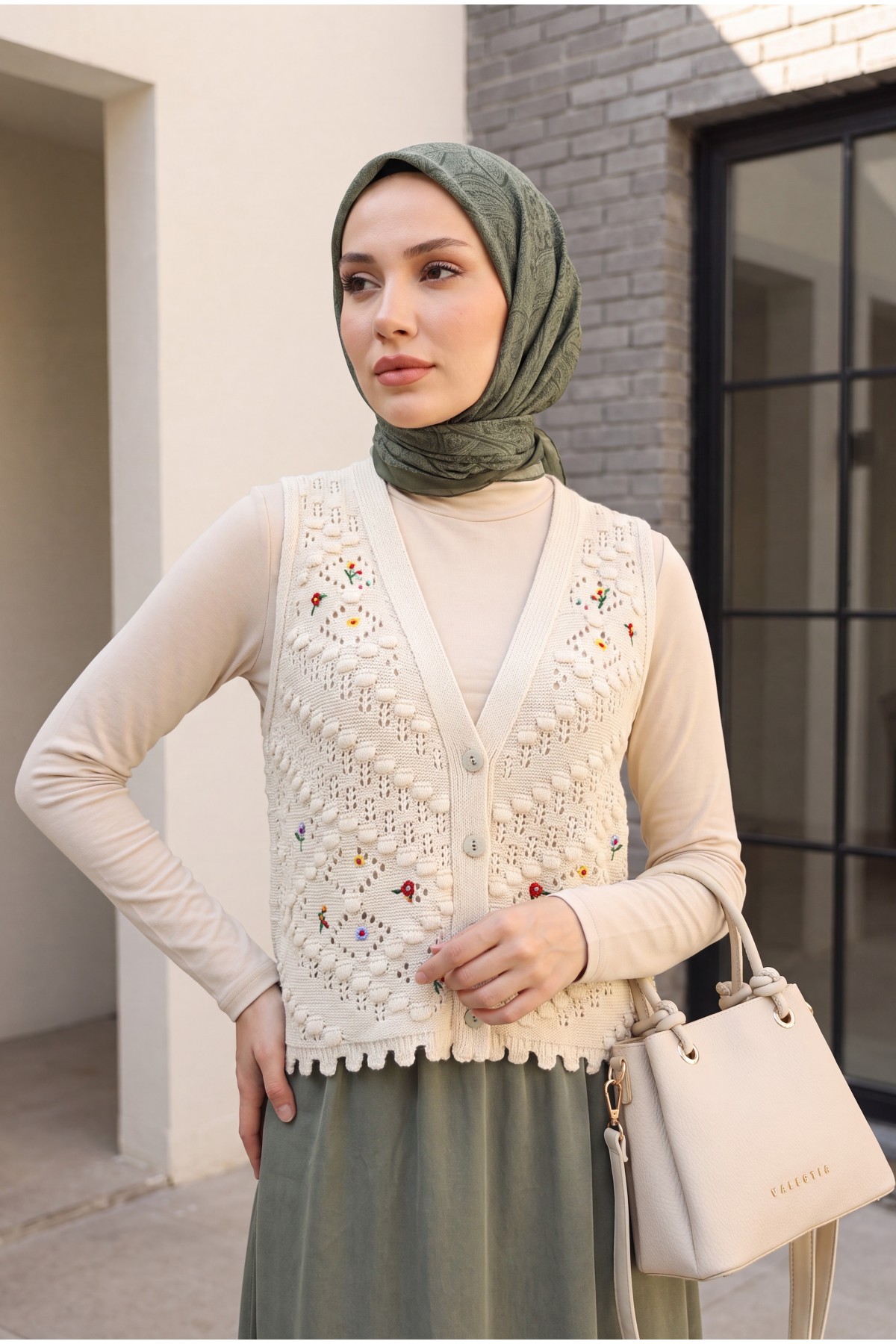 Pom-pom Embroidered Flower Openwork Knit Vest -Cream color