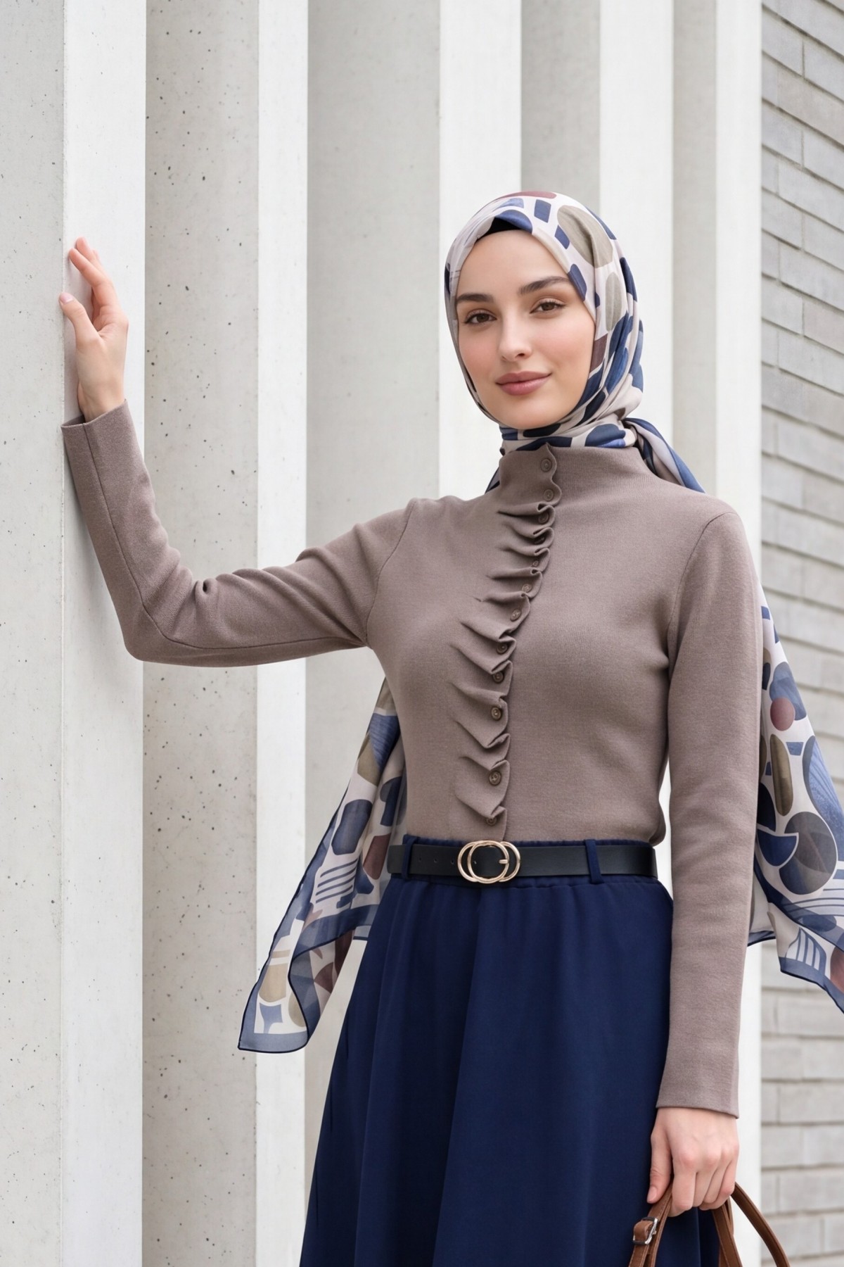 كارديجان محبوك بأزرار وياقة عالية مع كشكشة أمامية -تدرجات البيج