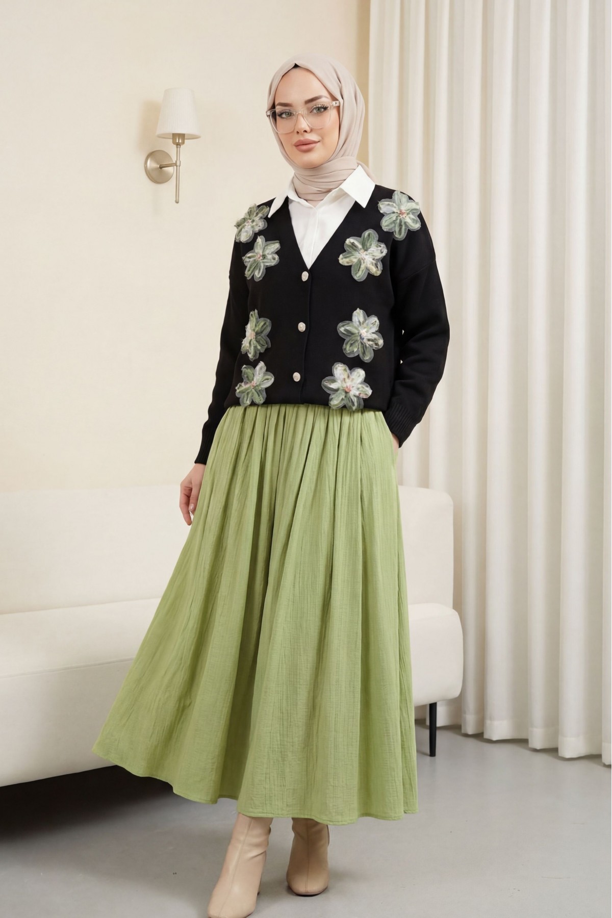 كارديجان محبوك من الأورجانزا والتول مطرز بالورود وفتحة رقبة على شكل حرف V  -أسود