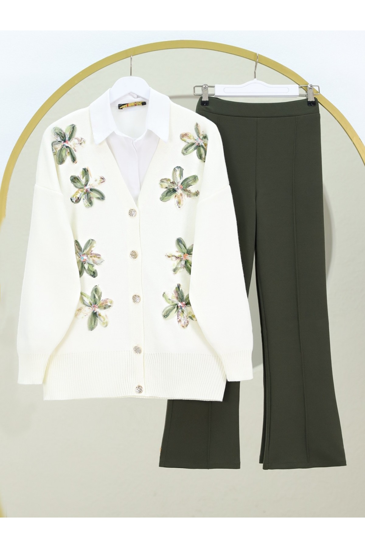 كارديجان محبوك من الأورجانزا والتول مطرز بالورود وفتحة رقبة على شكل حرف V -خاكي