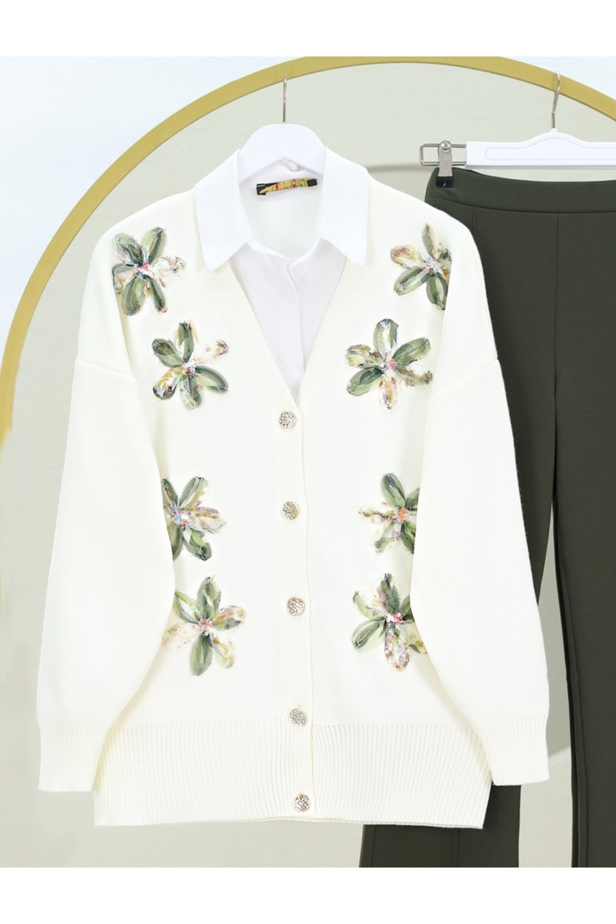 كارديجان محبوك من الأورجانزا والتول مطرز بالورود وفتحة رقبة على شكل حرف V -خاكي