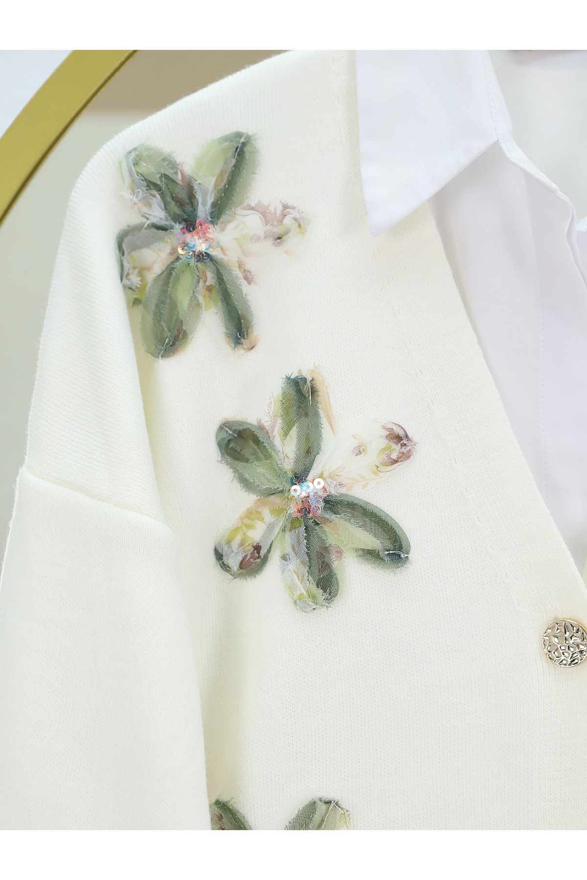 كارديجان محبوك من الأورجانزا والتول مطرز بالورود وفتحة رقبة على شكل حرف V -خاكي