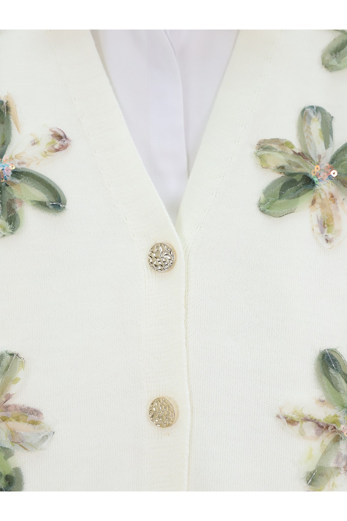 كارديجان محبوك من الأورجانزا والتول مطرز بالورود وفتحة رقبة على شكل حرف V -خاكي