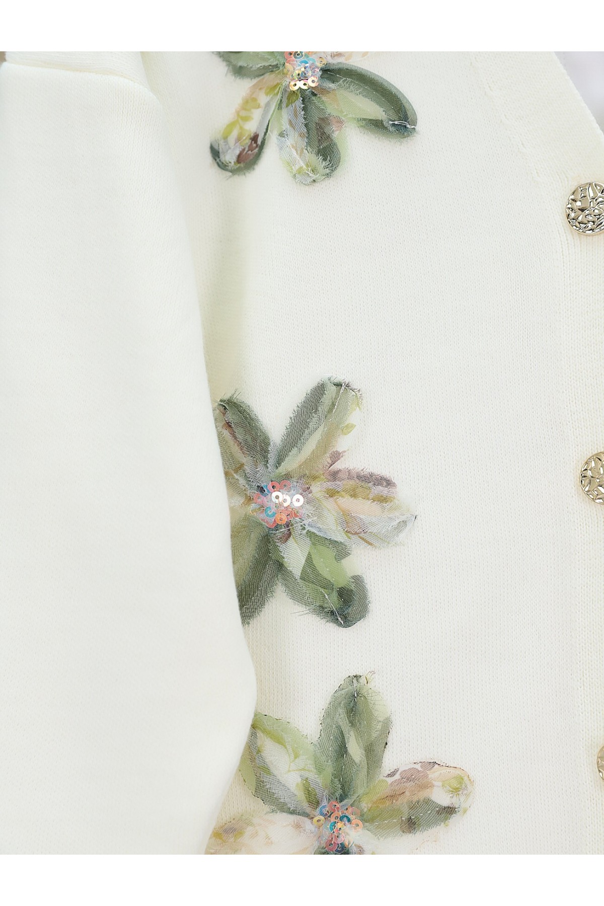 كارديجان محبوك من الأورجانزا والتول مطرز بالورود وفتحة رقبة على شكل حرف V -خاكي