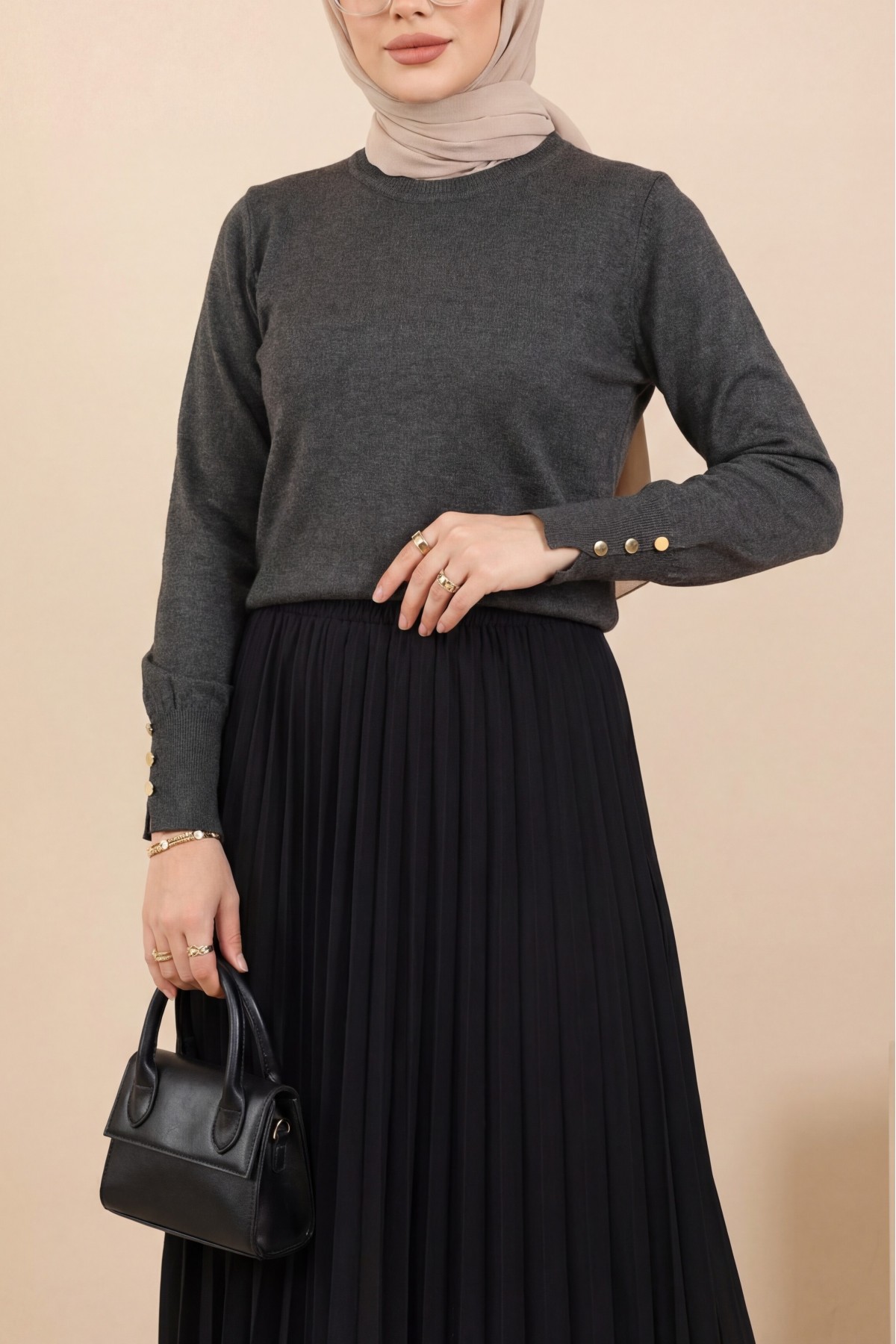 تونيك محبوك برقبة دائرية وتفاصيل أزرار على الأكمام -لون مدخن