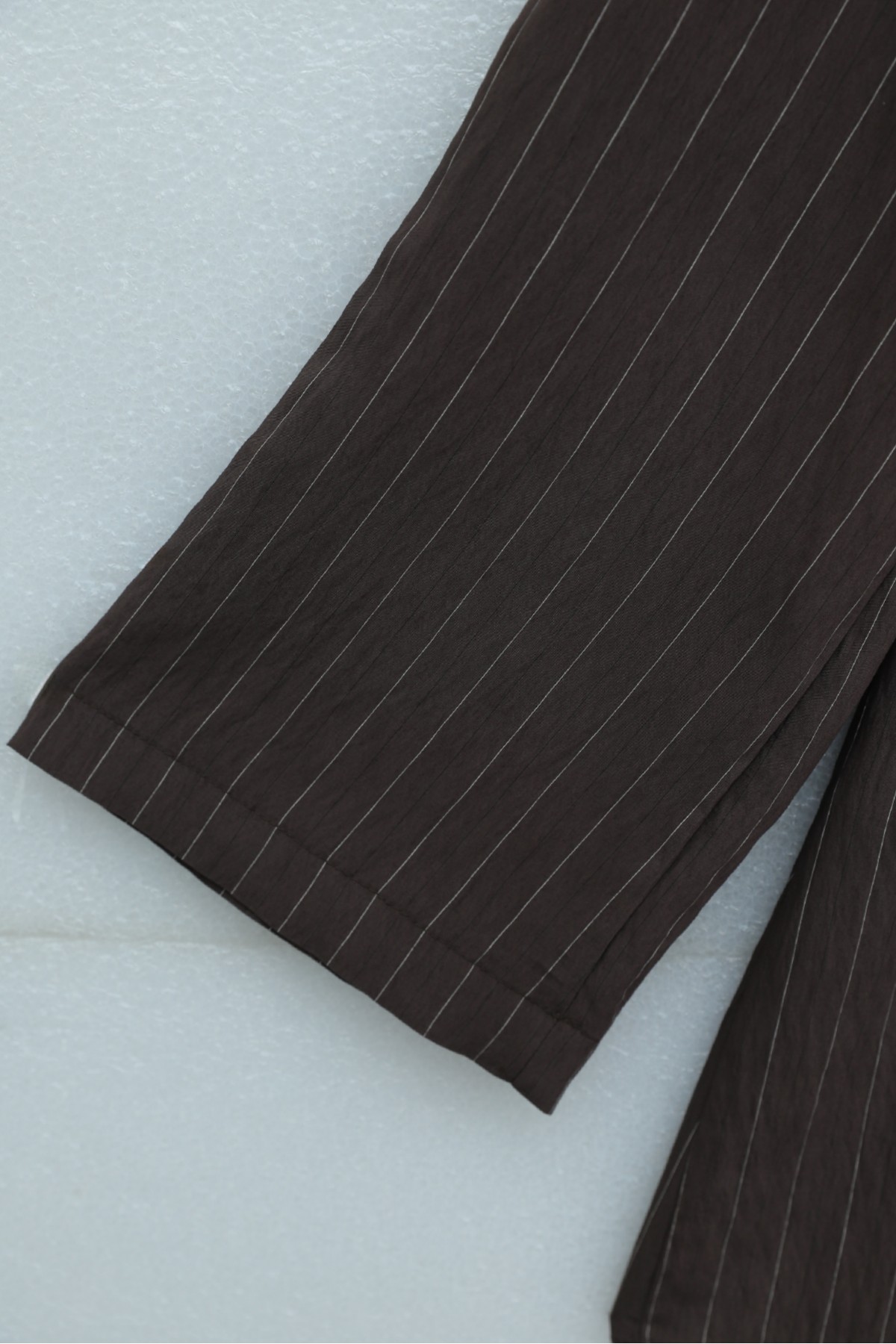 Yandan Yakalı Boydan Düğmeli Çizgili Bağcıklı Krinkıl Gömlek -Kahve