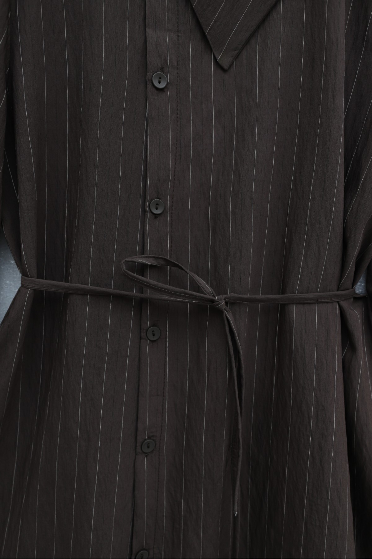 Yandan Yakalı Boydan Düğmeli Çizgili Bağcıklı Krinkıl Gömlek -Kahve