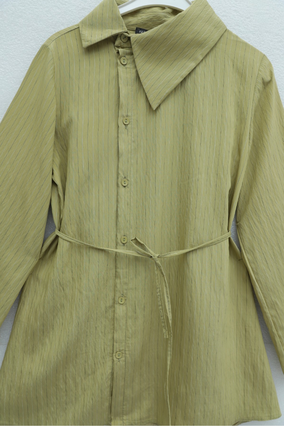 Yandan Yakalı Boydan Düğmeli Çizgili Bağcıklı Krinkıl Gömlek -Yağ Yeşili