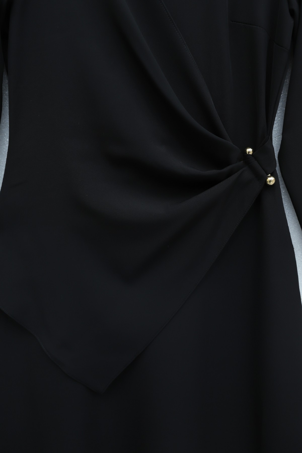 Çapraz Alerli Tokalı Yuvarlak Yaka İthal Krep Elbise -Siyah