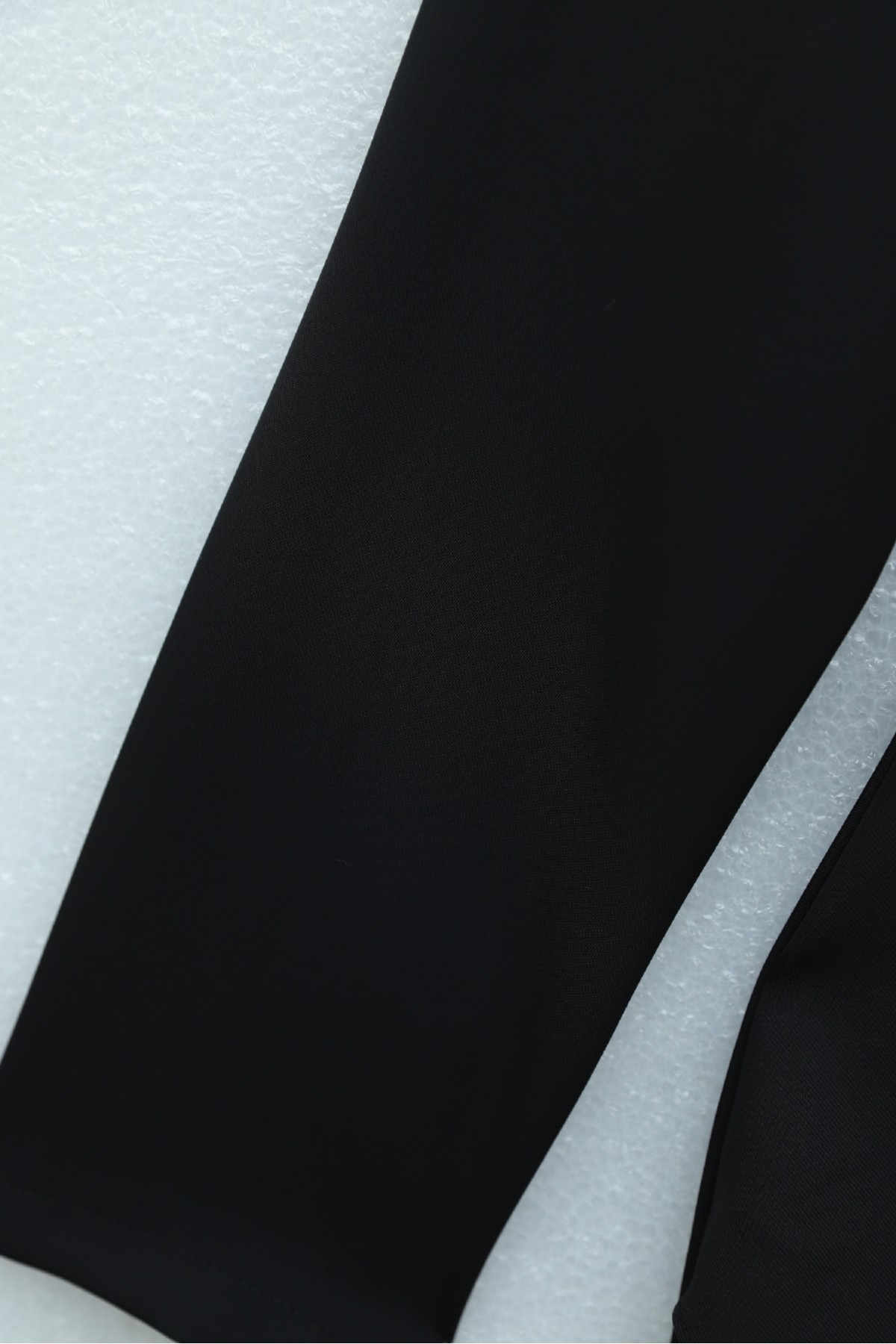 Çapraz Alerli Tokalı Yuvarlak Yaka İthal Krep Elbise -Siyah