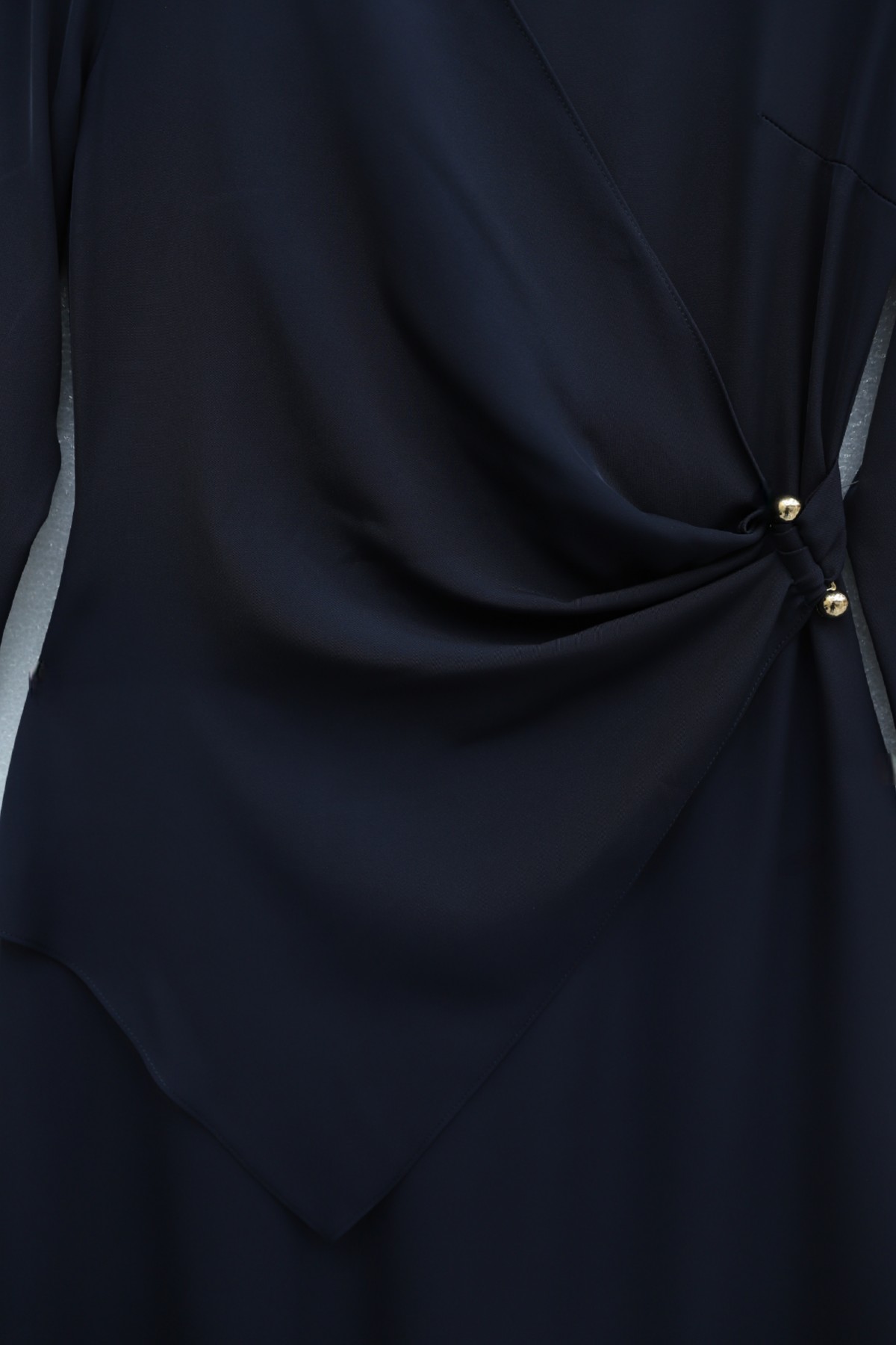 Çapraz Alerli Tokalı Yuvarlak Yaka İthal Krep Elbise -Laci