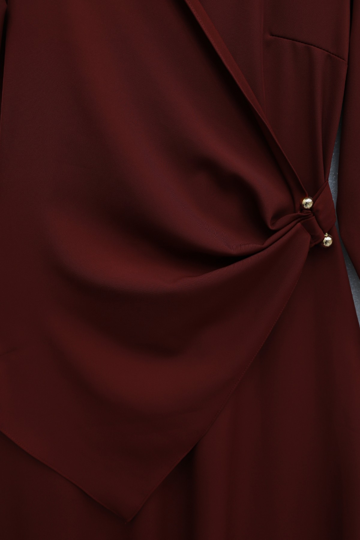 Çapraz Alerli Tokalı Yuvarlak Yaka İthal Krep Elbise -Bordo