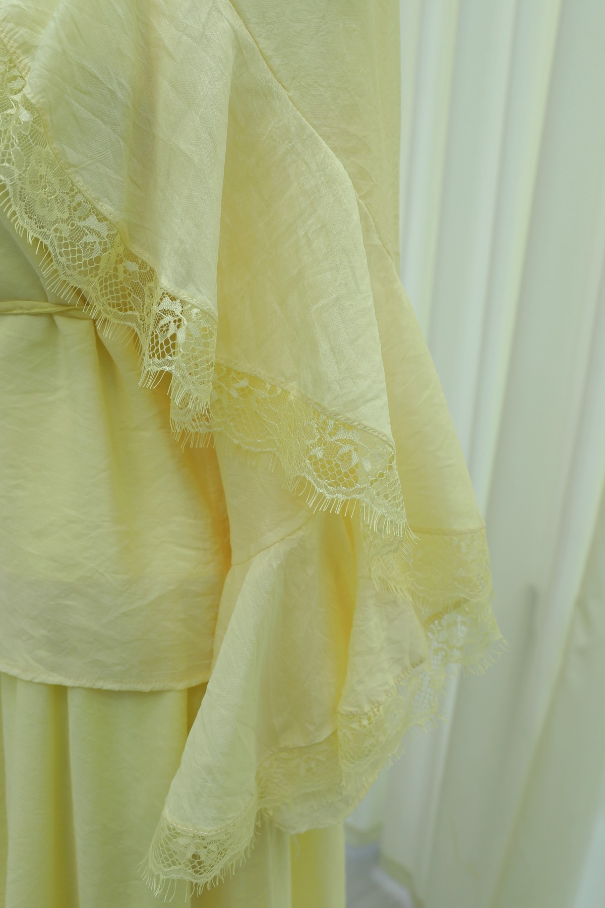Lace-detailed, Spanish-style sleeve, lined, belted tulle voile skirt set -Yellow