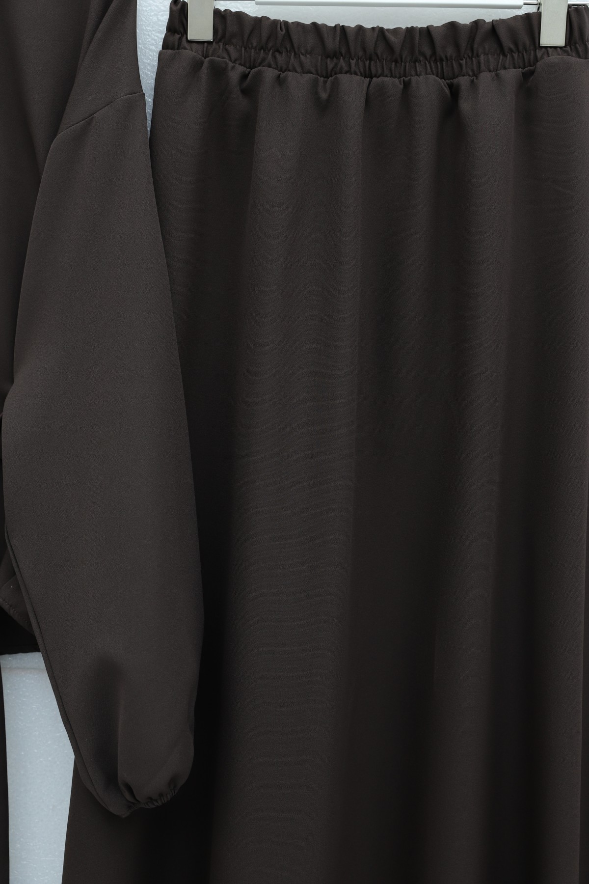 طقم كريب بأكمام مطاطية، وأزرار أمامية، وتنورة برباط جانبي -بنى