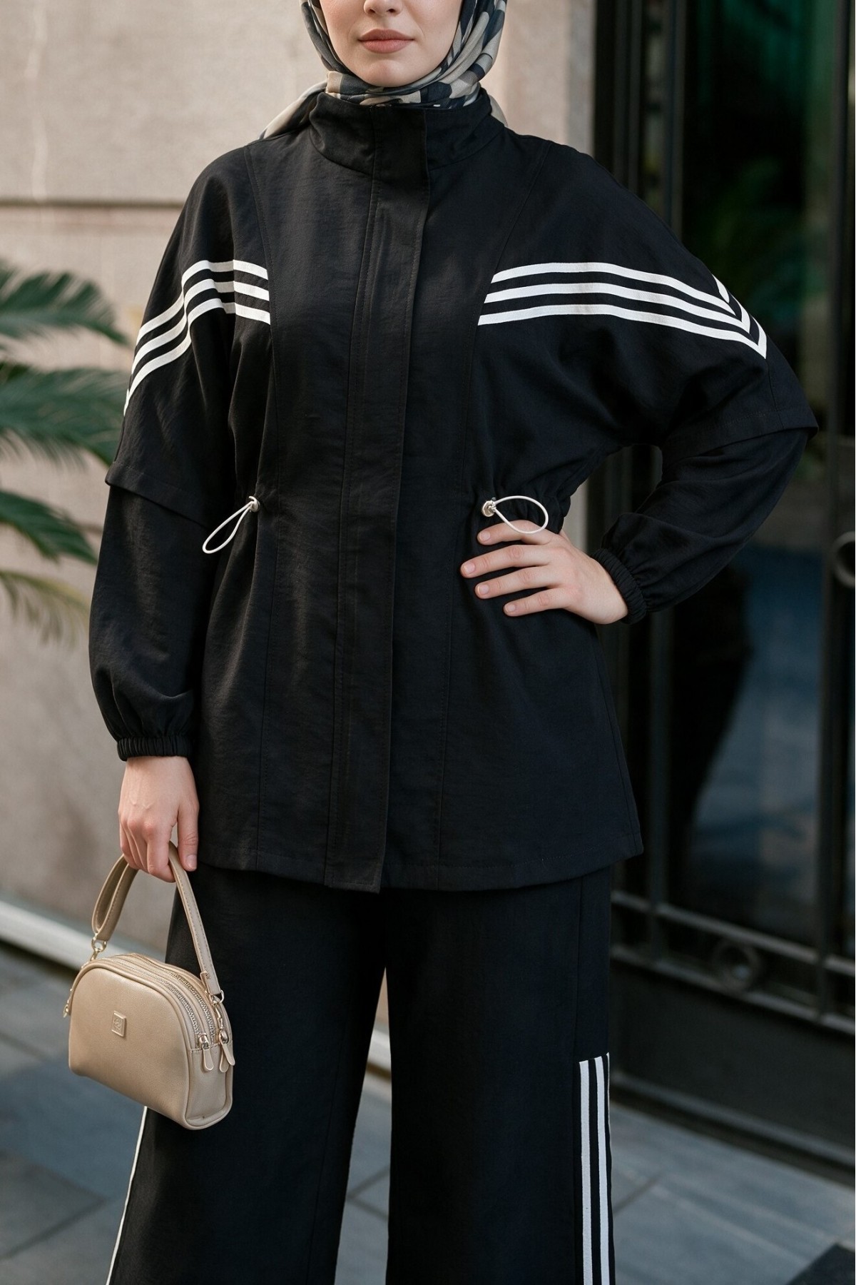 Stand-up collar, striped cuffs and waist, elasticated waist, zippered suit. -Black