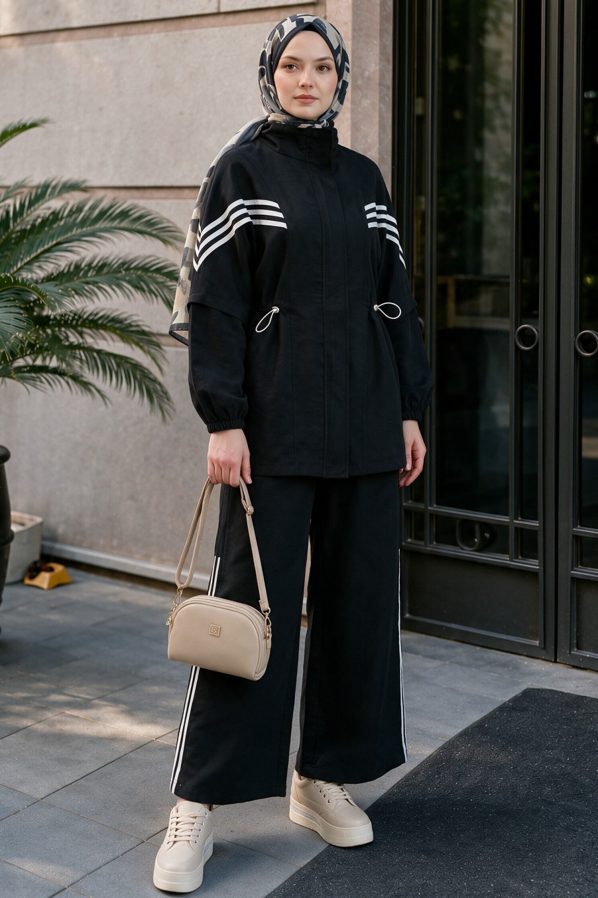 Stand-up collar, striped cuffs and waist, elasticated waist, zippered suit. -Black