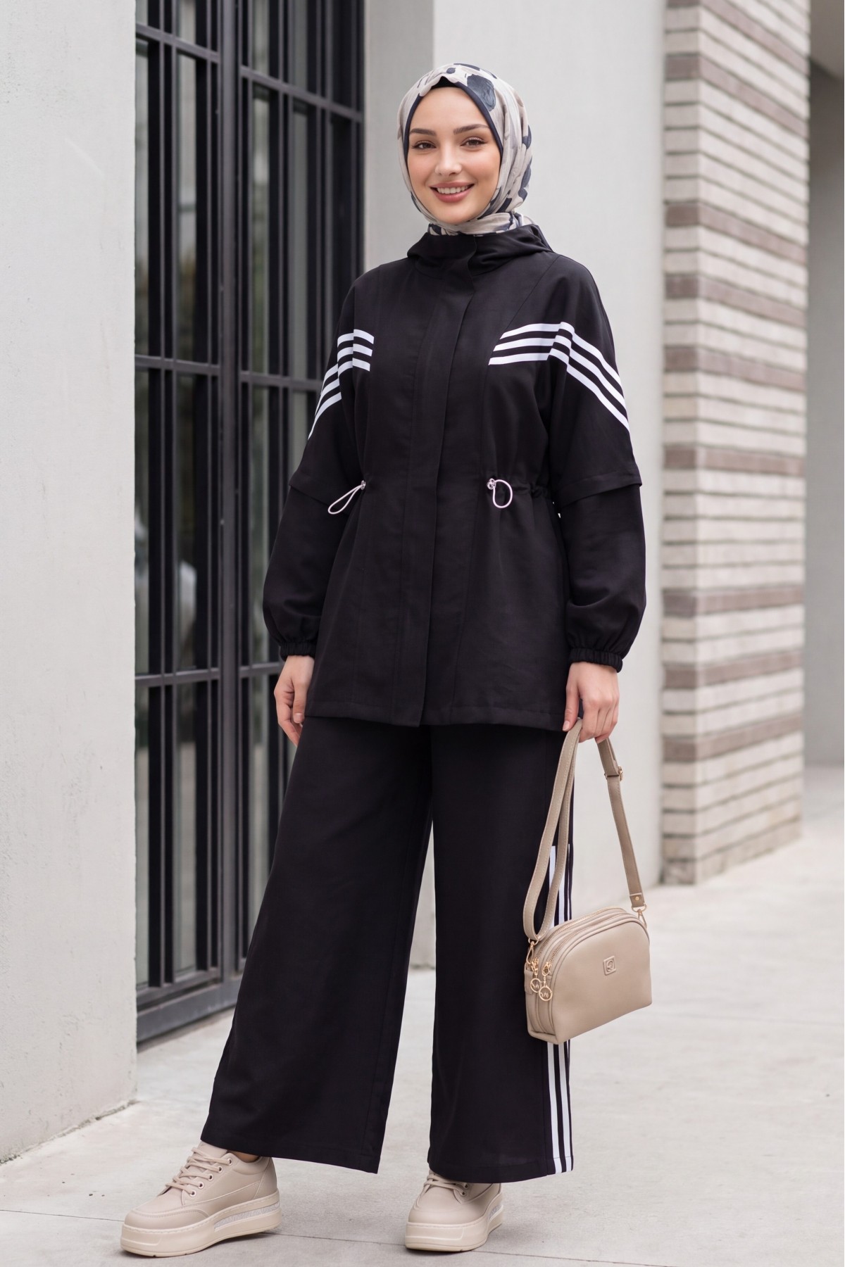 Stand-up collar, striped cuffs and waist, elasticated waist, zippered suit. -Black