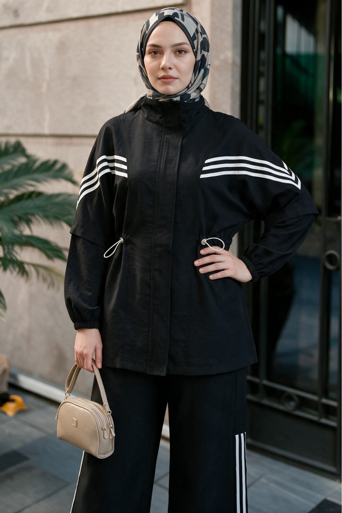 Stand-up collar, striped cuffs and waist, elasticated waist, zippered suit. -Black