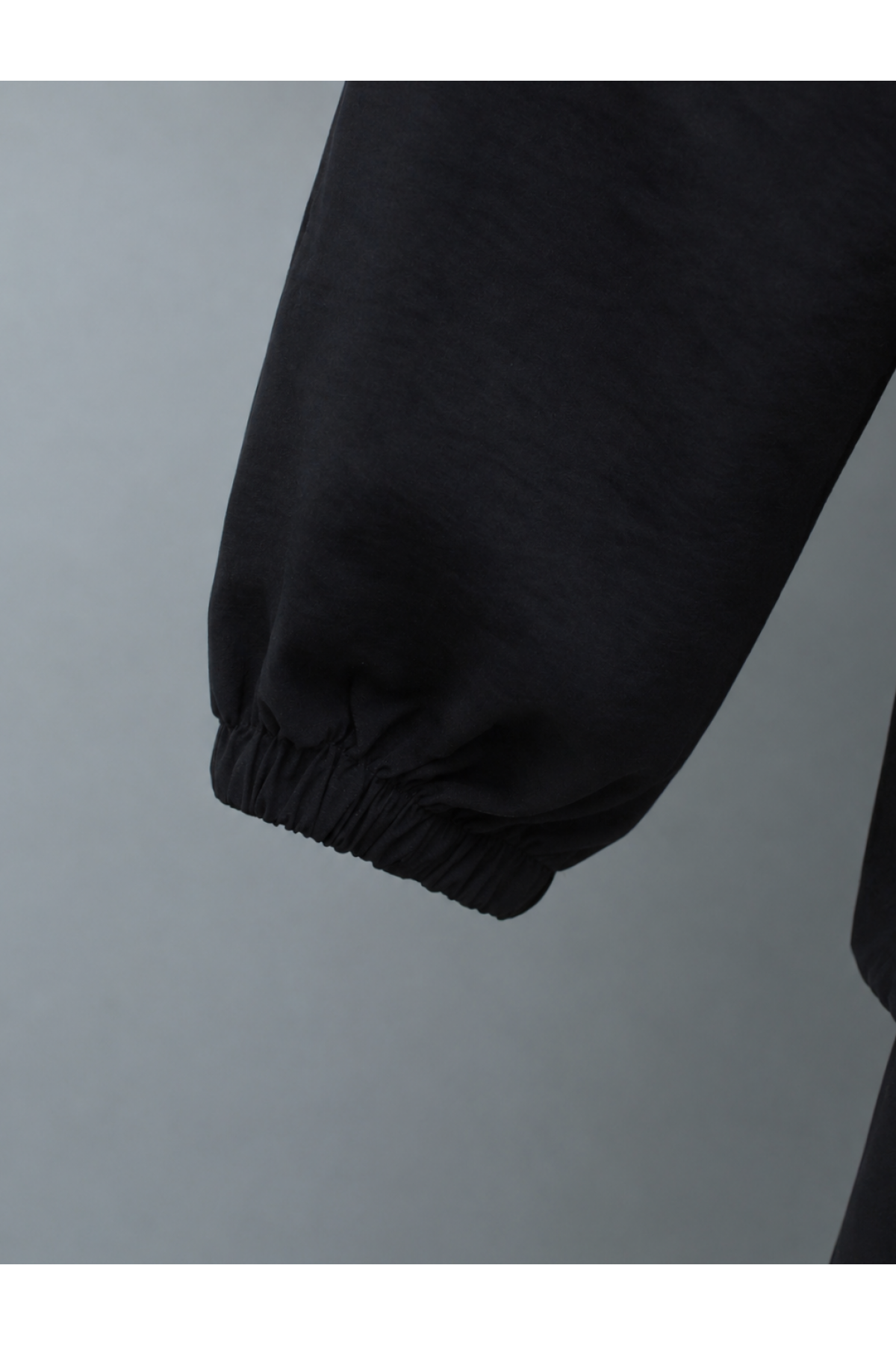 Stand-up collar, striped cuffs and waist, elasticated waist, zippered suit. -Black