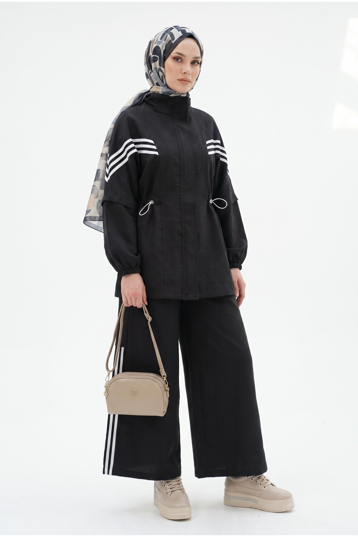 Stand-up collar, striped cuffs and waist, elasticated waist, zippered suit. -Black