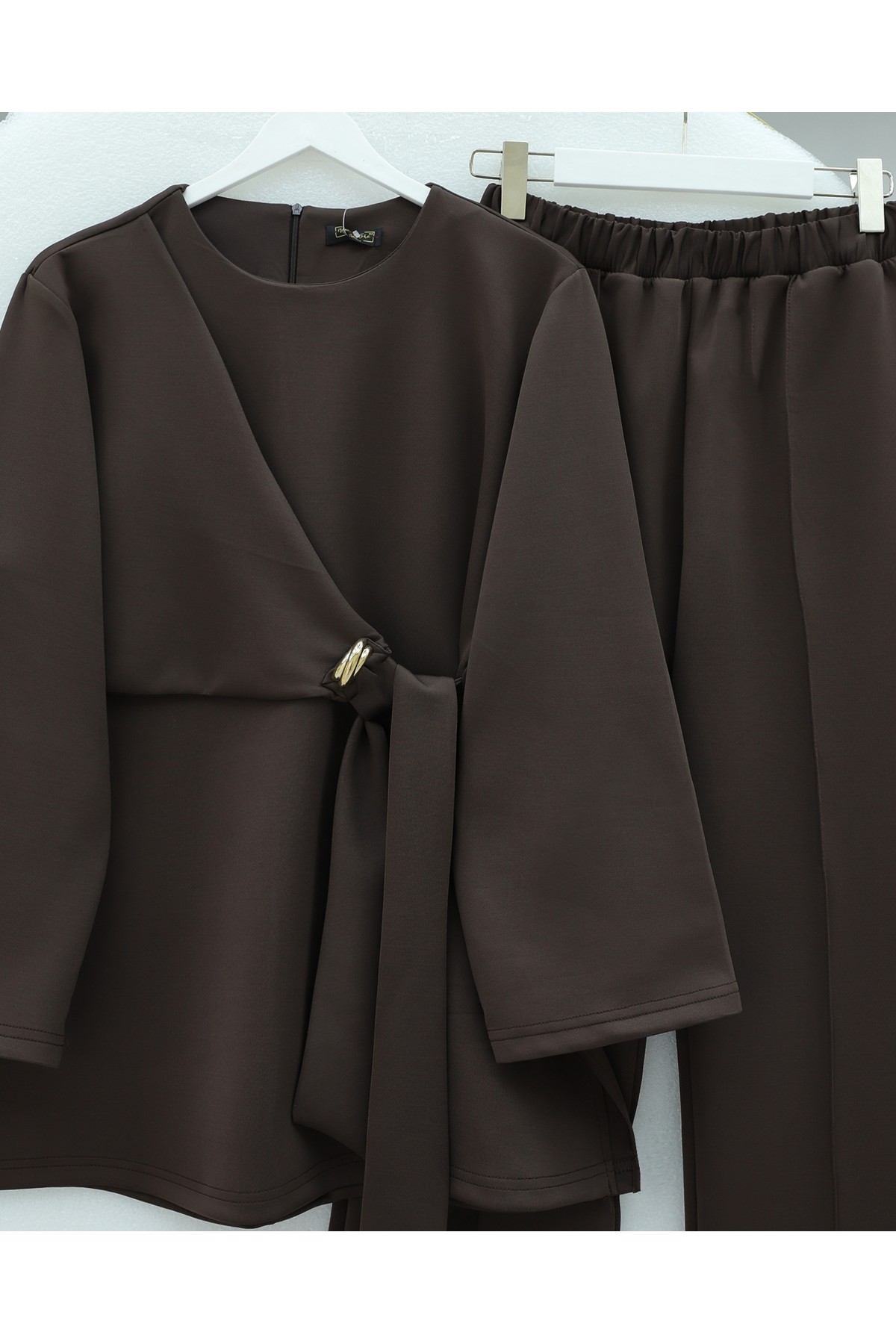 بدلة غوص ذات واجهة أمامية متقاطعة وشق -بني محروق