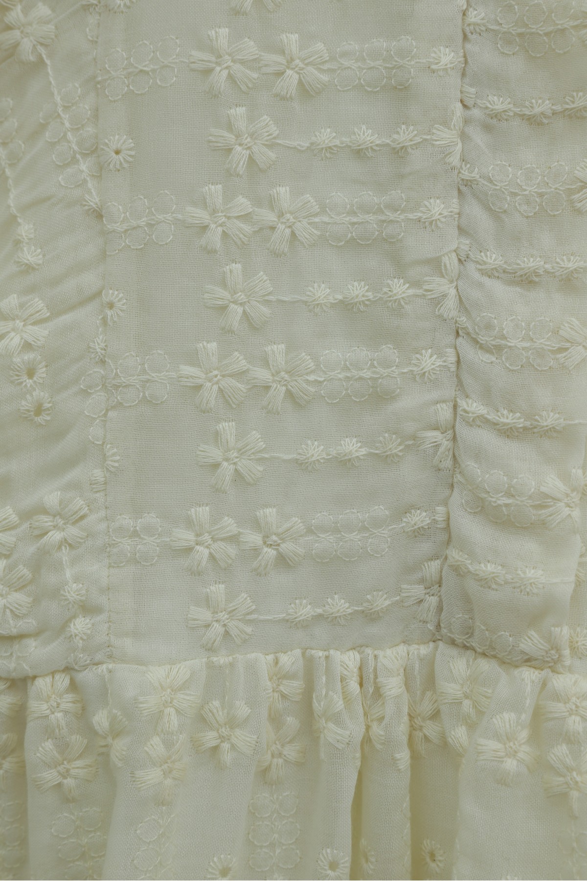 Yuvarlak Yaka Yarım Fermuarlı Fırfırlı Astarlı Brode Elbise -Ekru