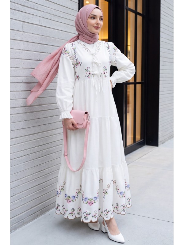 V Yaka Fistolu Kanaviçe İşlemeli Kolu Lastikli Astarlı Keten Elbise -Beyaz