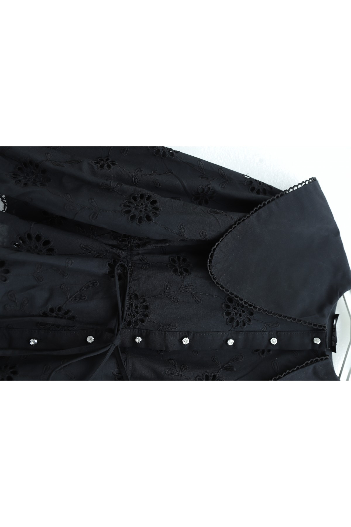 طقم كتان مطرز، بياقة بيتر بان، وخصر مطاطي، ورباط، ومبطن -أسود