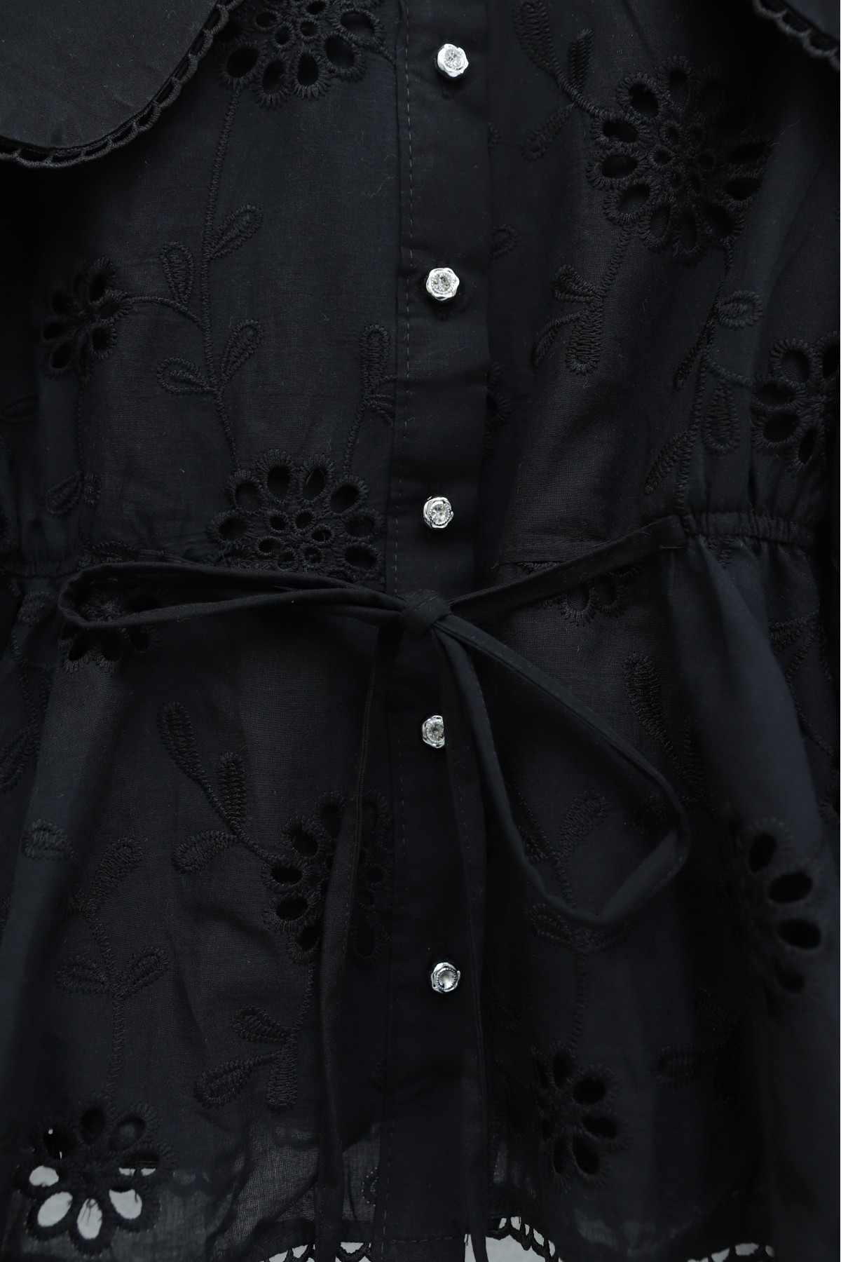 طقم كتان مطرز، بياقة بيتر بان، وخصر مطاطي، ورباط، ومبطن -أسود