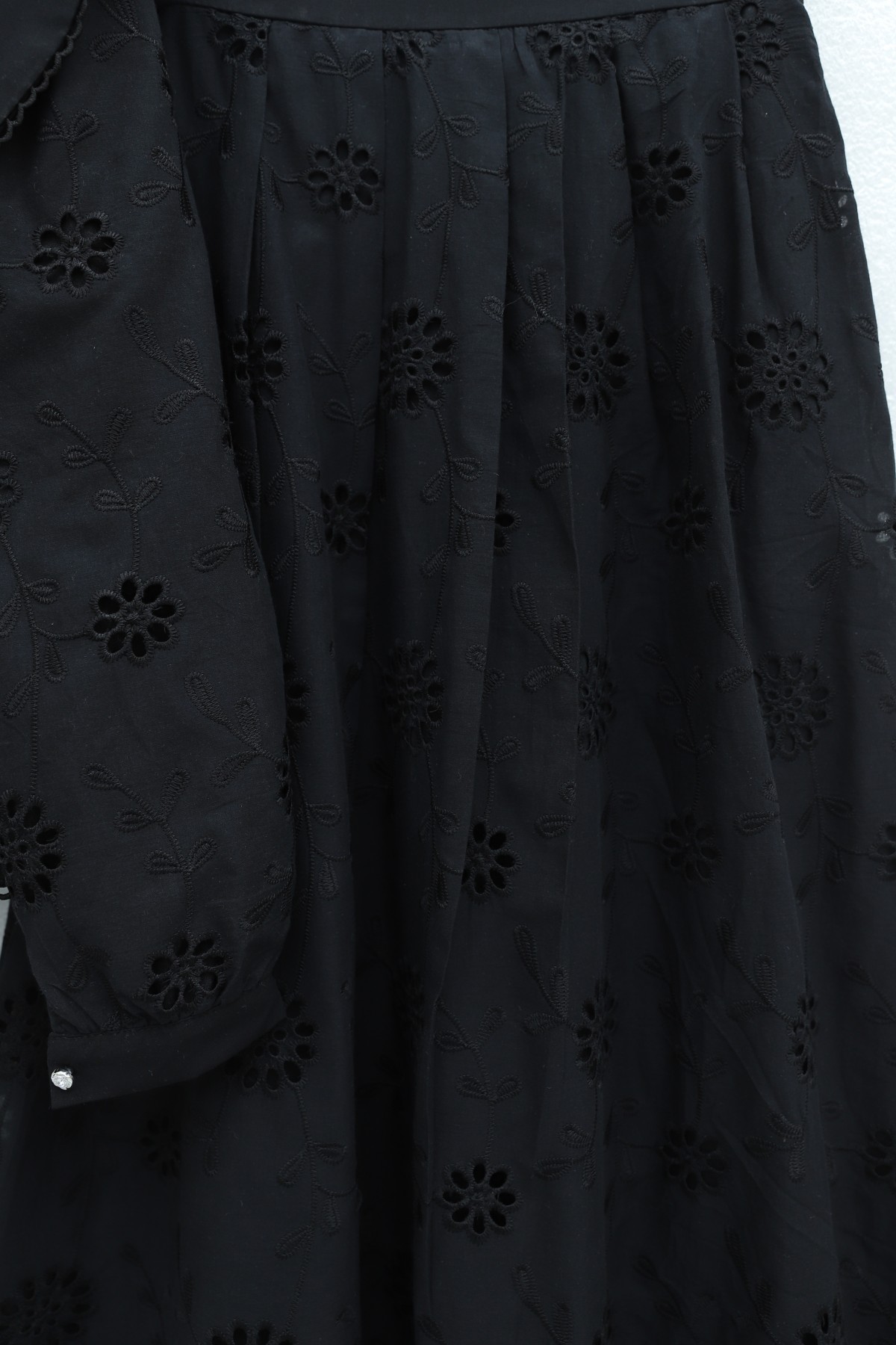 طقم كتان مطرز، بياقة بيتر بان، وخصر مطاطي، ورباط، ومبطن -أسود