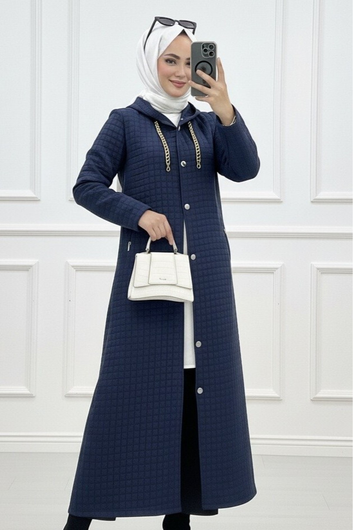 معطف طويل مبطن مع تفاصيل سلسلة على الياقة  -كحلي