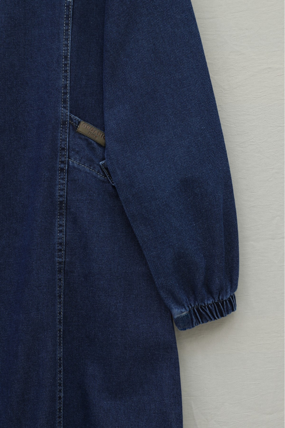 جاكيت جينز بغطاء رأس وجيوب وأساور مطاطية وسحاب أمامي. -كحلي