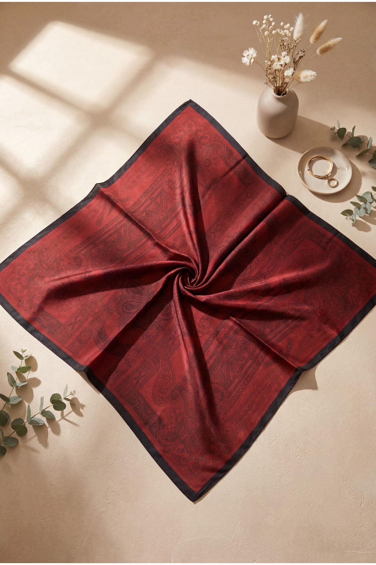 وشاح من قماش الرايون بنقشة تخطيطية -بوردو