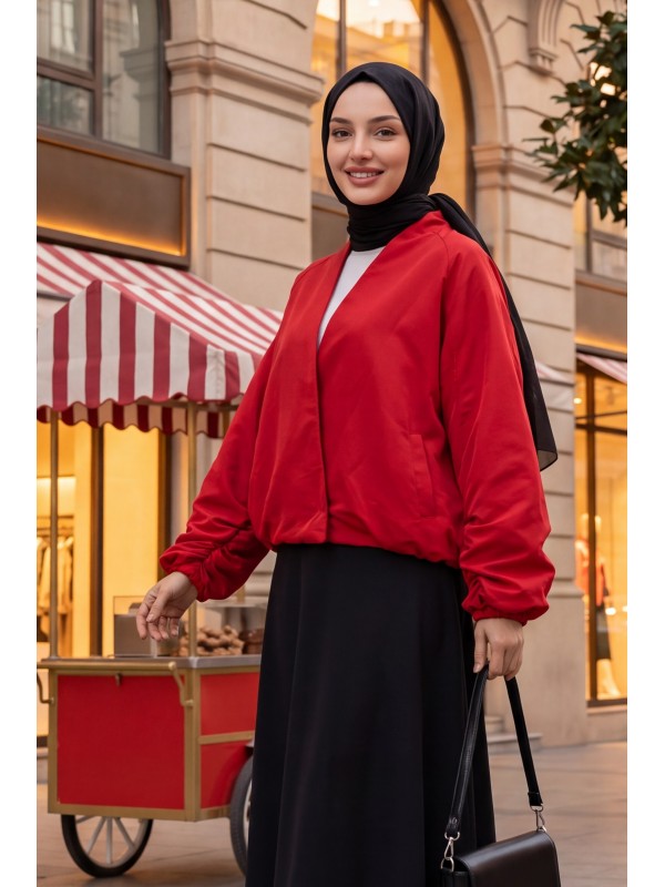 سترة مظلة مبطنة، مزودة بجيوب مزدوجة وأساور وحافة خصر مطاطية. -أحمر