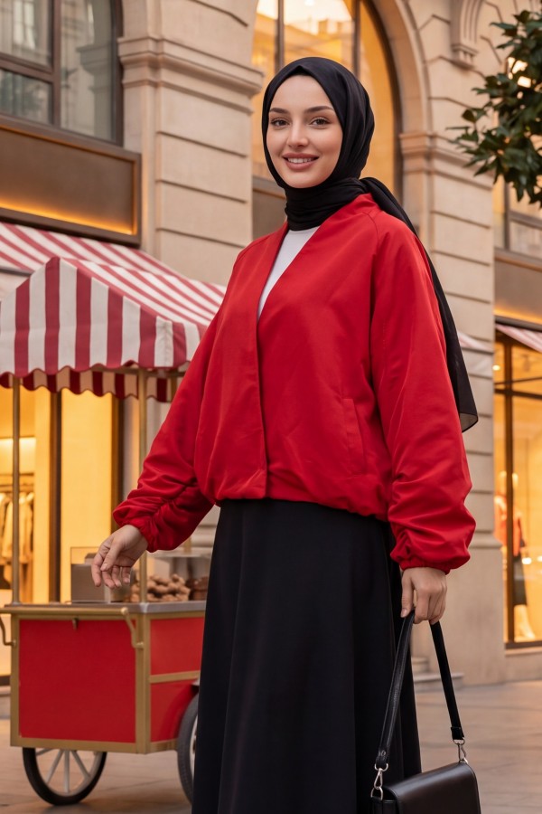 سترة مظلة مبطنة، مزودة بجيوب مزدوجة وأساور وحافة خصر مطاطية. -أحمر