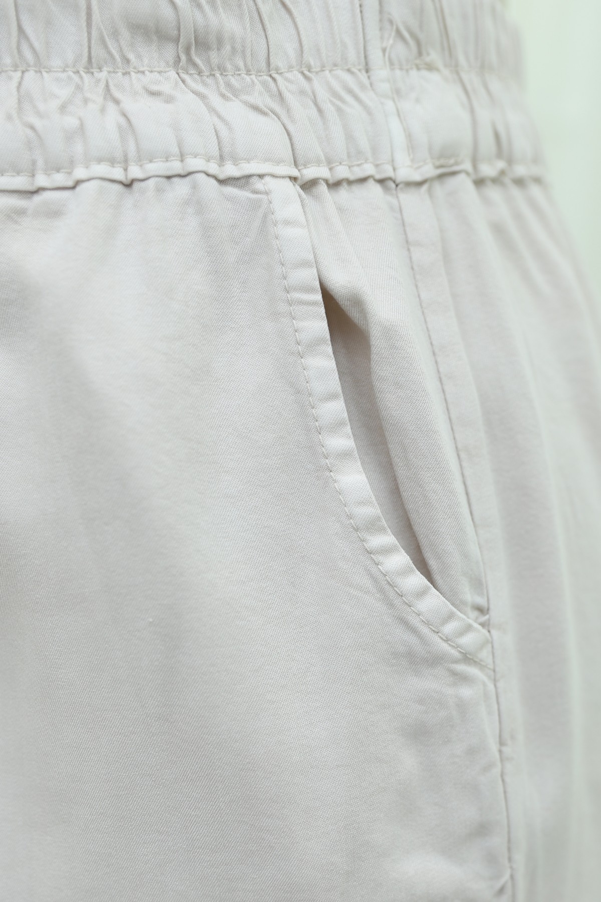 Beli Lastikli Çİft Cepli Bol Paça Tensel Pantolon -Bej