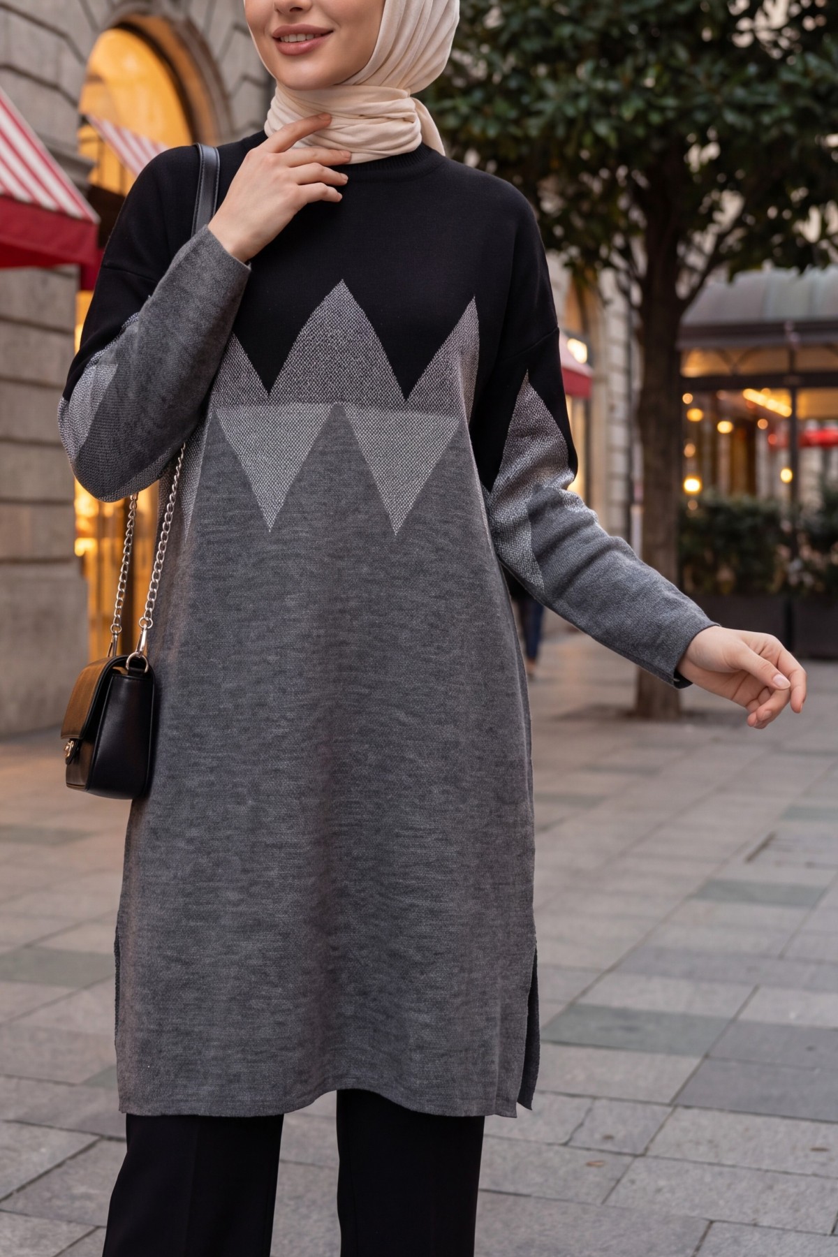 Oversized Zigzag-Patterned Knit Tunic with Side Slits -Black