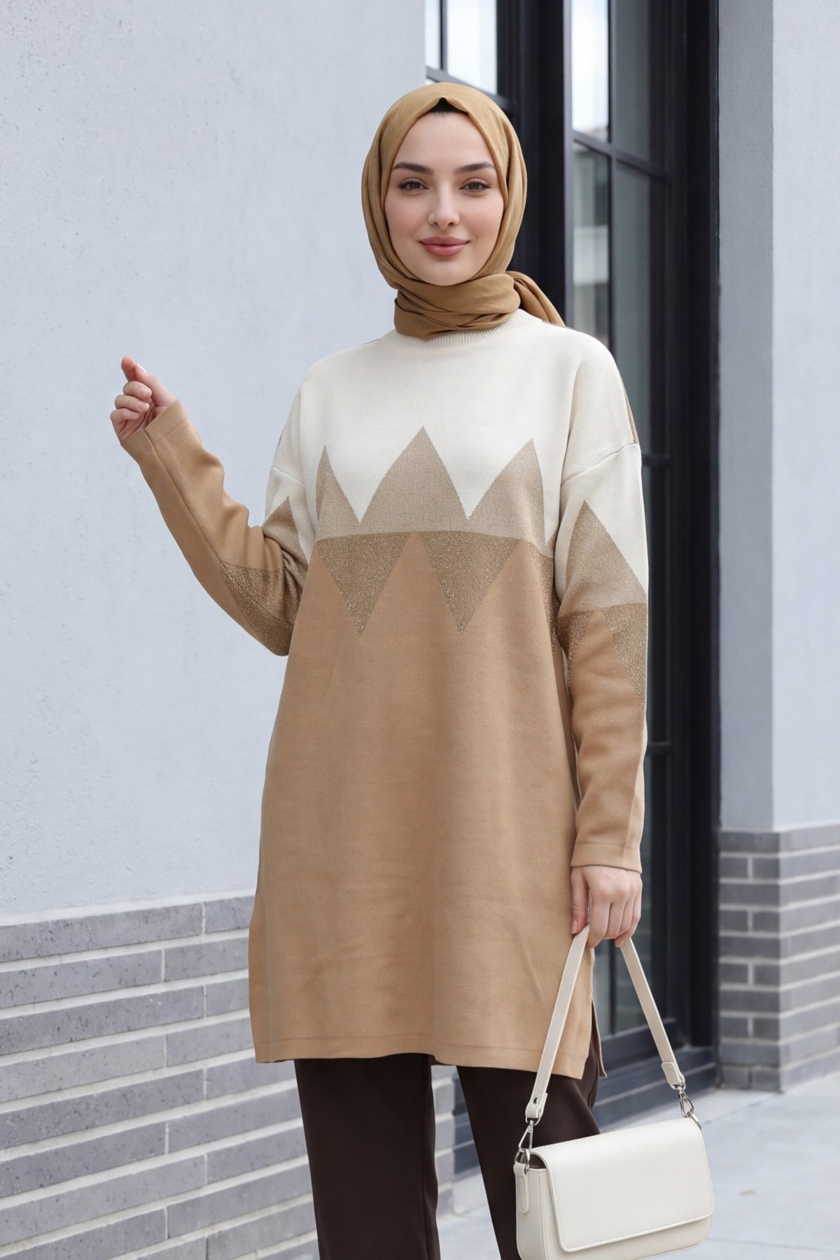 Oversized Zigzag-Patterned Knit Tunic with Side Slits -Mink color