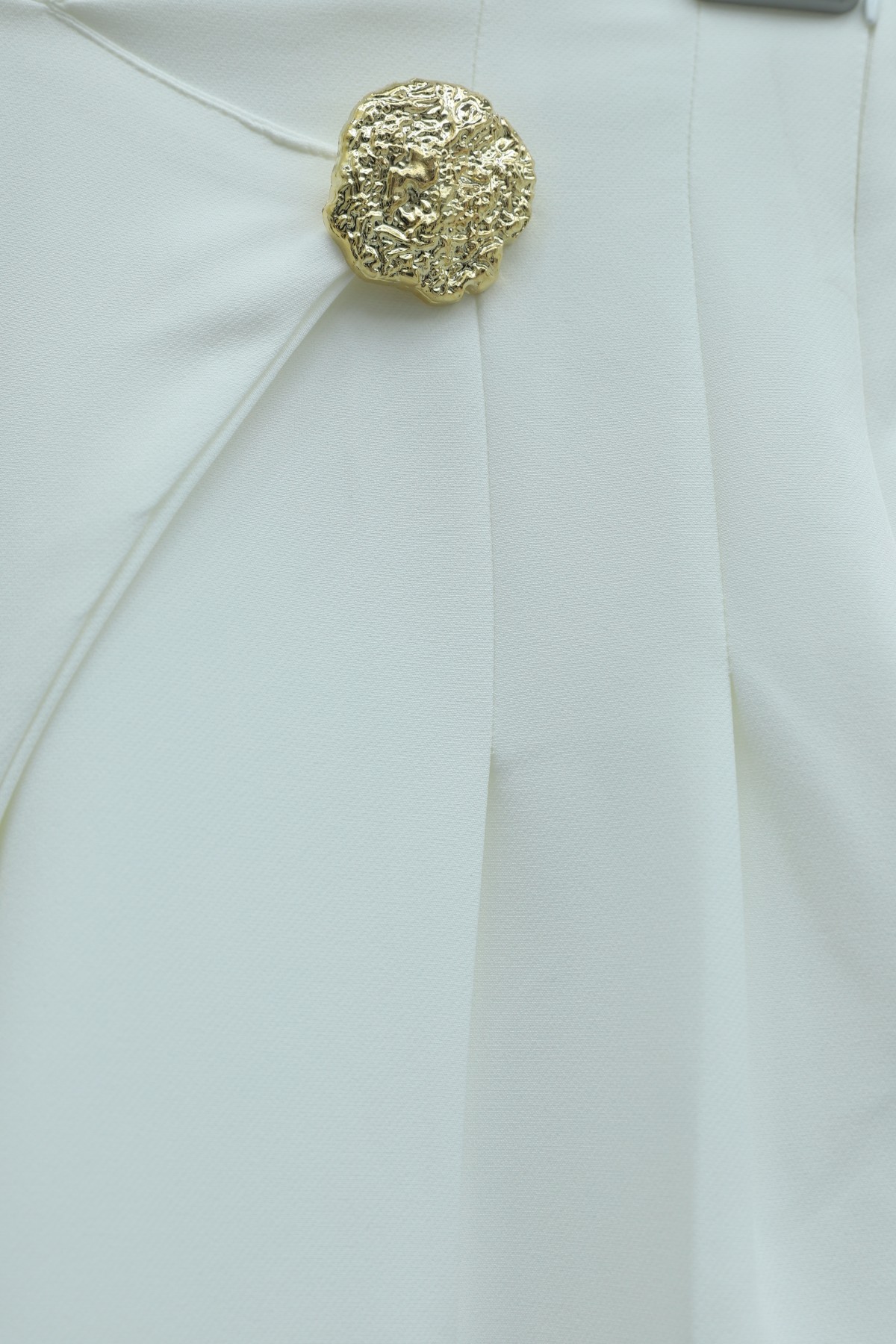 Wide-leg crepe trousers with side zipper, brooch, and folding detail. -White