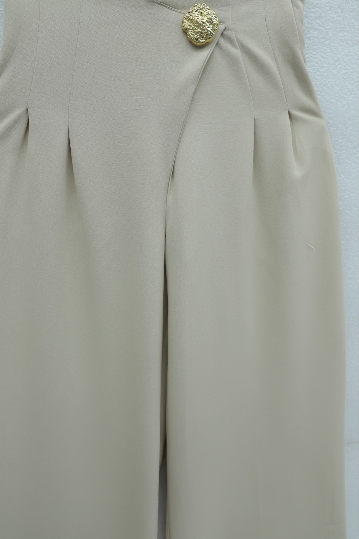 Wide-leg crepe trousers with side zipper, brooch, and folding detail. - Beige