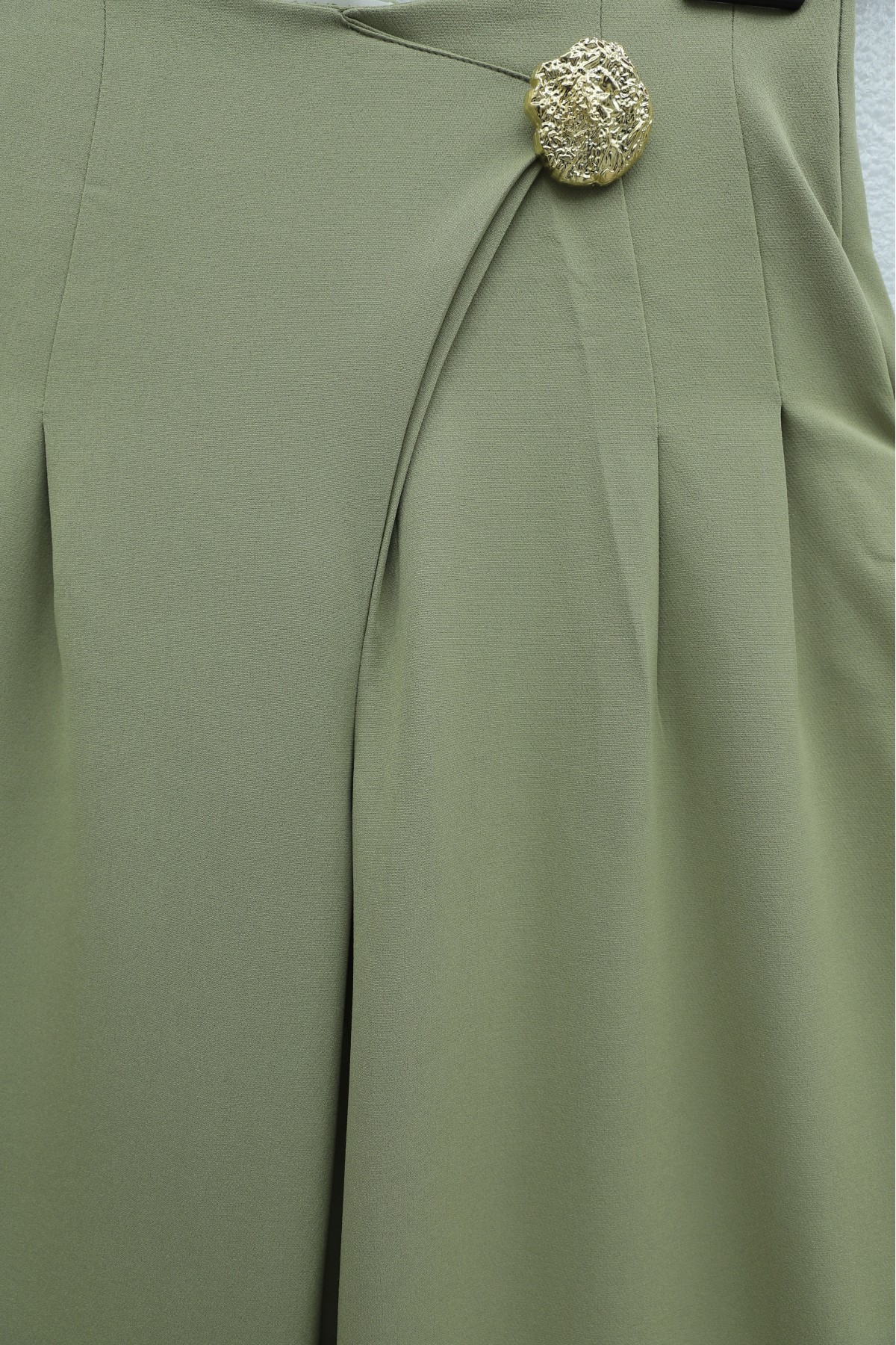 Wide-leg crepe trousers with side zipper, brooch, and folding detail. -Cagla Green