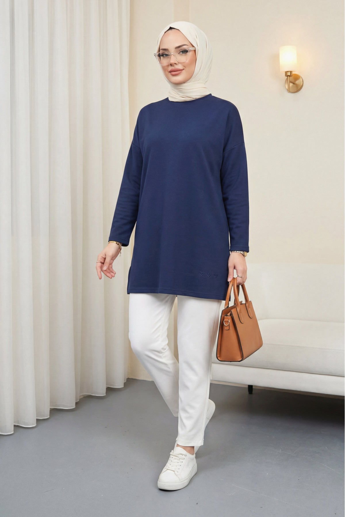 Loose-fitting cotton tunic with heart detail and slit at the hem. -Navy blue