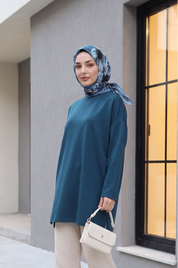 سترة قطنية فضفاضة مزينة بتفاصيل على شكل قلب وفتحة عند الحافة.    -بترولي