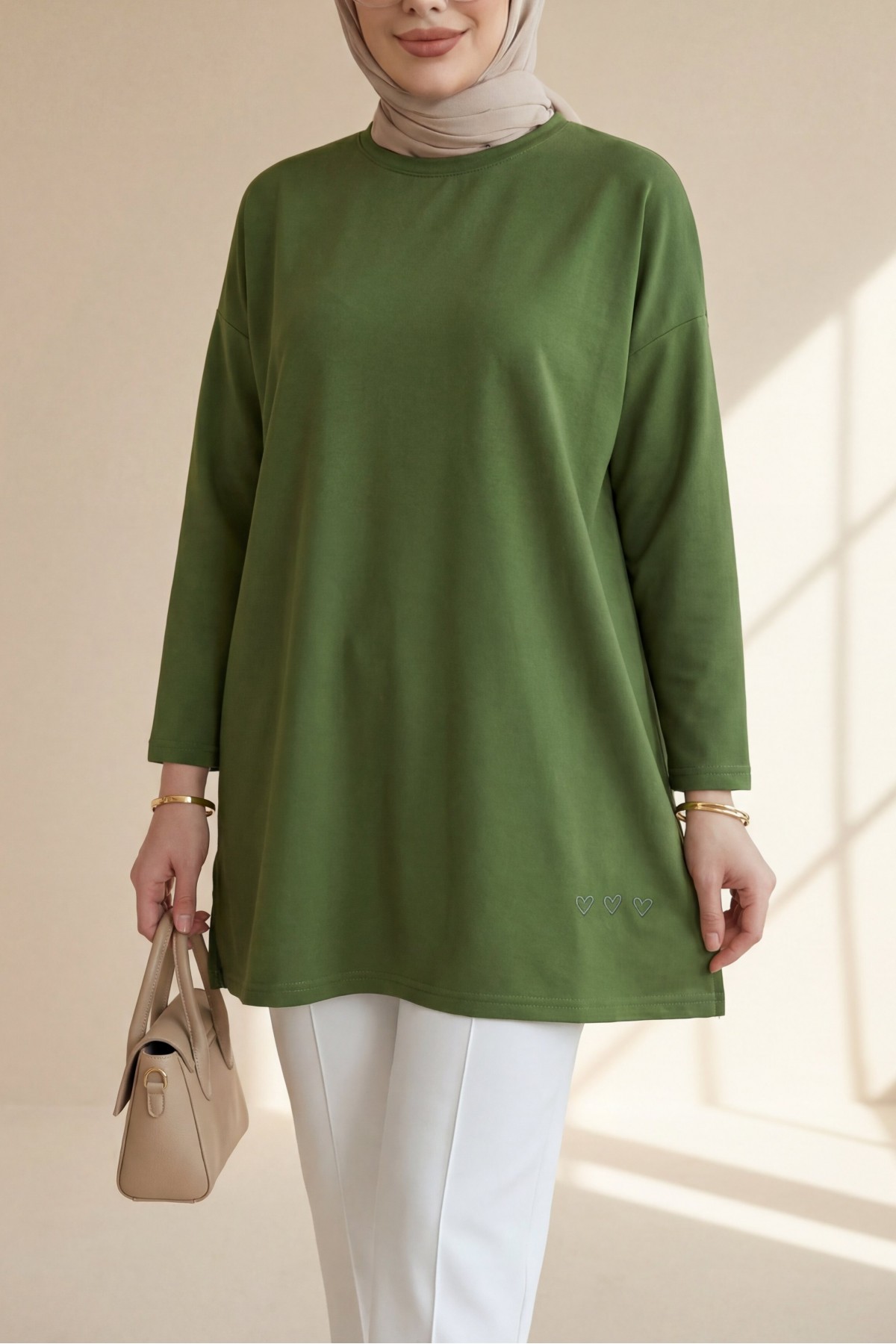 Loose-fitting cotton tunic with heart detail and slit at the hem. -Green