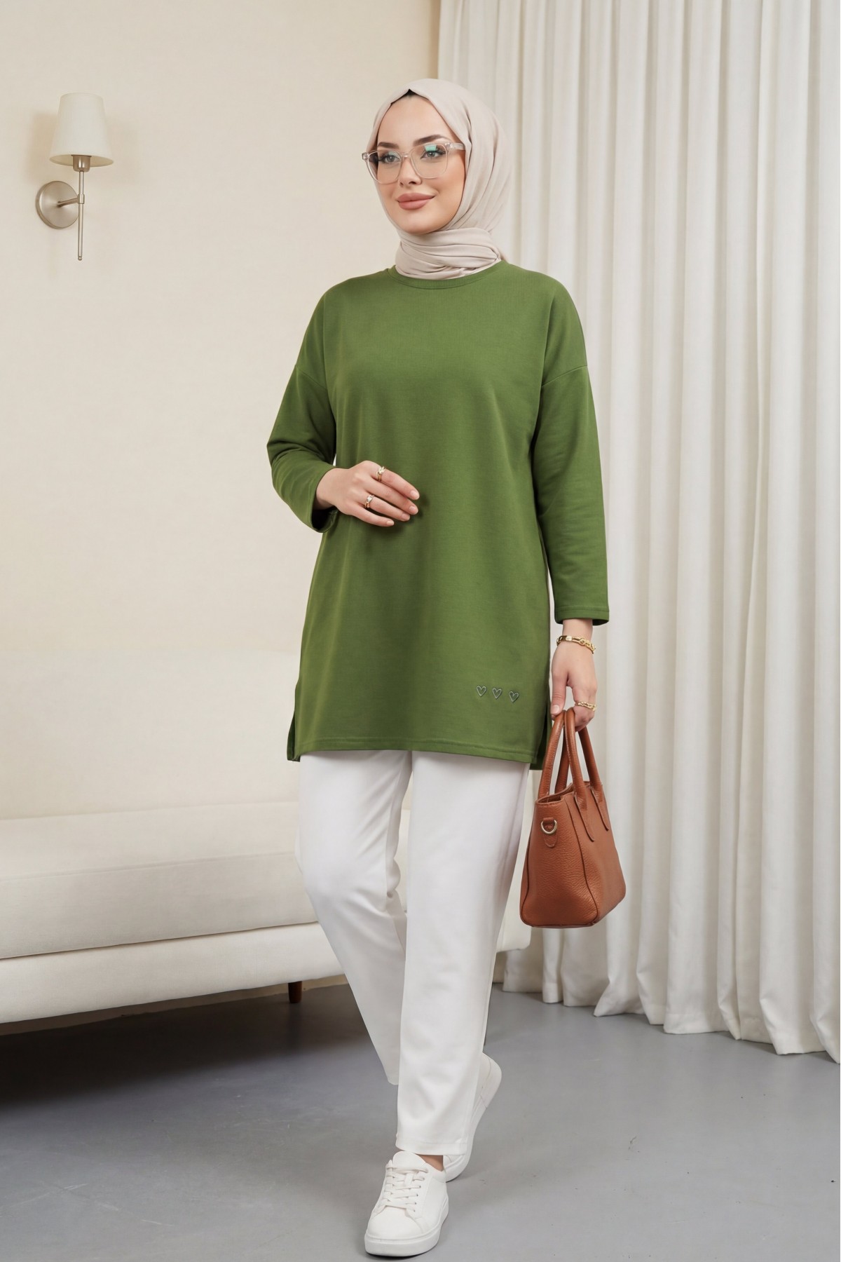Loose-fitting cotton tunic with heart detail and slit at the hem. -Green