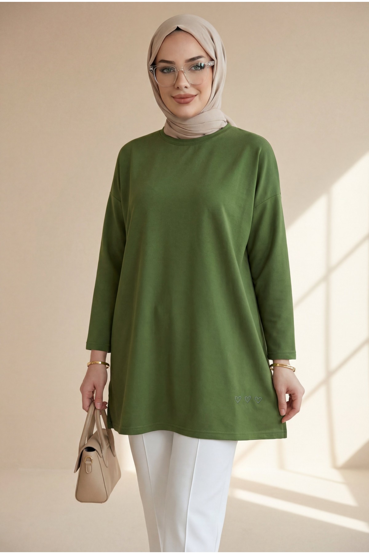 Loose-fitting cotton tunic with heart detail and slit at the hem. -Green